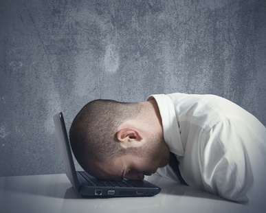 Mann kurz vor Burn out © Amir Kaljikovic, Fotolia.com