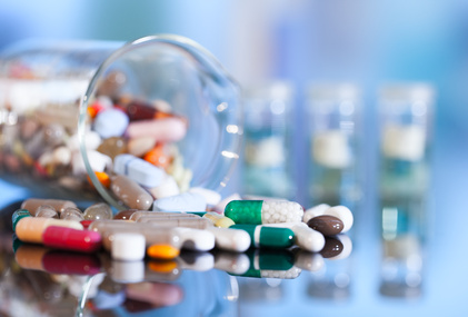 Colorful tablets with capsules and pills on blue background © motorlka, Fotolial.com
