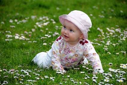 Kind auf der Wiese. Cute Baby outdoor within daysis © lisalucia Fotolia.com