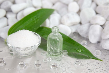 Meersalz und Heilpflanze. Heilkraft aus der Natur, Fotolia.com, © Jeanette Dietl