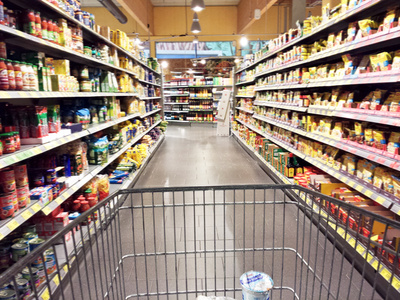 Mit dem Einkaufswagen durch den Supermarkt, Fotolia.com, © Marco2811 